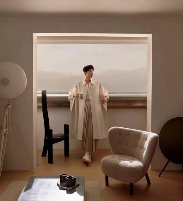 Phần nền của ngôi nhà được lát gạch men kết hợp với tông tường trắng ấm phủ lớp microcement mịn. Ảnh: Toutiao