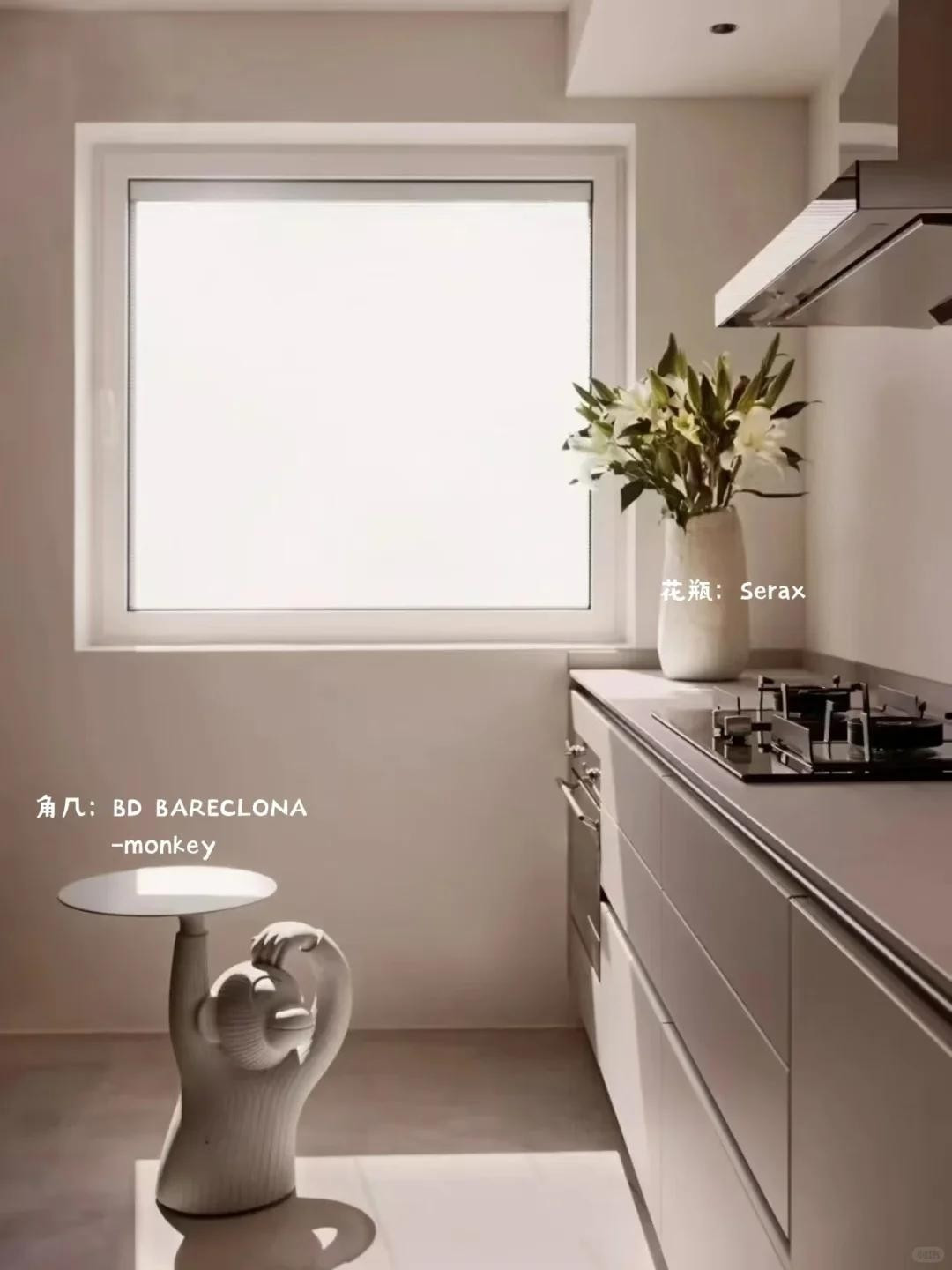 Tủ bếp chữ I giấu toàn bộ thiết bị, chỉ để lộ một mặt bàn sạch trơn. Ảnh: Toutiao