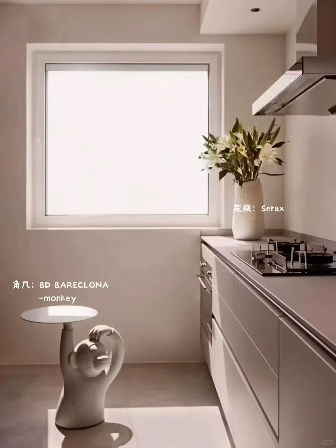 Tủ bếp chữ I giấu toàn bộ thiết bị, chỉ để lộ một mặt bàn sạch trơn. Ảnh: Toutiao