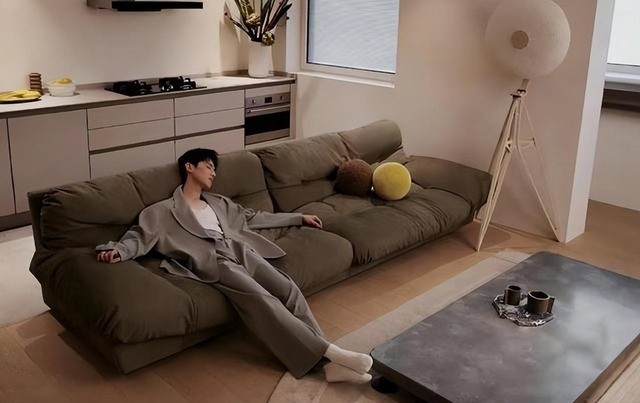 Mỹ nam 32 tuổi đang sống trong căn biệt thự tinh giản nhưng sang trọng đến mức cộng đồng mạng phải thốt lên: không một chi tiết nào thừa. Ảnh: Toutiao