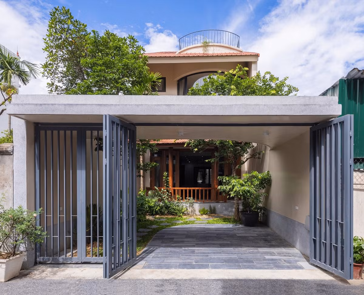 Từ xa nhìn lại, hình ảnh mái ngói đỏ dốc nhẹ theo dáng chữ A quen thuộc gợi nhớ đến những nếp nhà xưa mộc mạc, êm đềm và gần gũi. Ảnh: Triệu Chiến