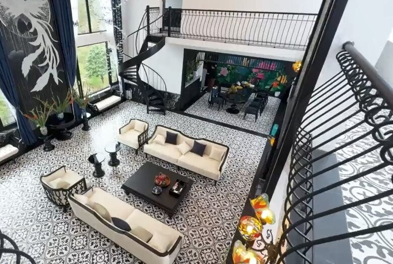 Góc nhìn từ trên cao xuống đại sảnh cho thấy sự bề thế của căn nhà. Ảnh: FB Phạm Phương Thảo