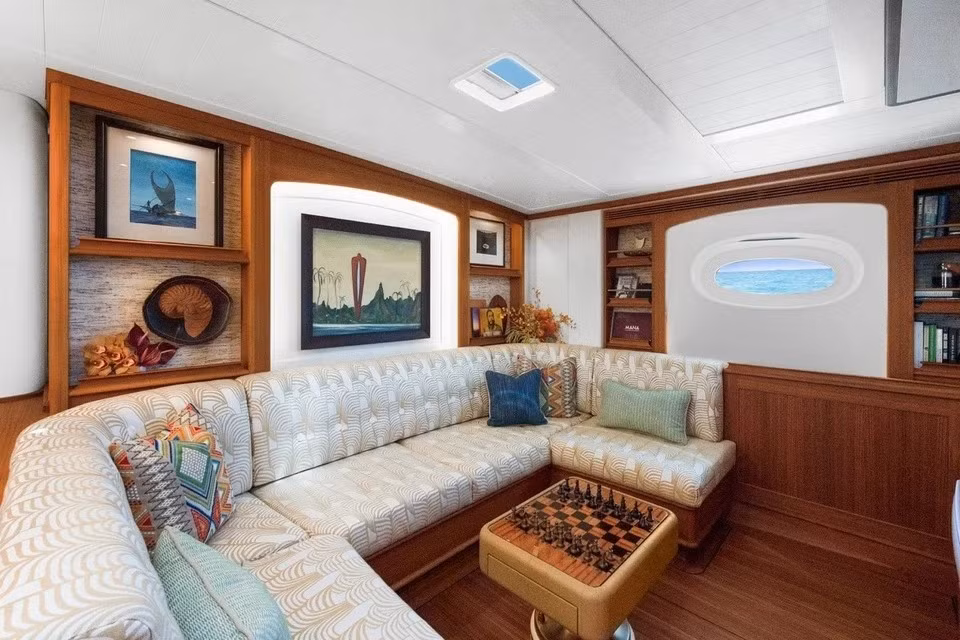 Một du thuyền nổi bật với sofa dài dọc tường bọc vải Hermès sang trọng. Ảnh: Angie Sylvie.