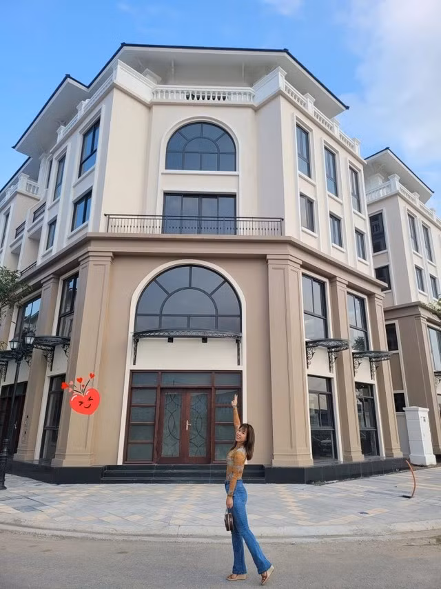 Căn biệt thự liền kề tọa lạc tại một khu đô thị hiện đại ở Hưng Yên, được vợ chồng nam diễn viên mua từ năm 2024. Ảnh: FBNV