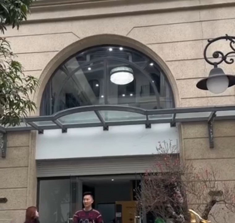 View - Cận cảnh căn nhà "dát vàng" của Huấn Hoa Hồng | Báo Tri thức và Cuộc sống - TIN TỨC PHỔ BIẾN KIẾN THỨC 24H