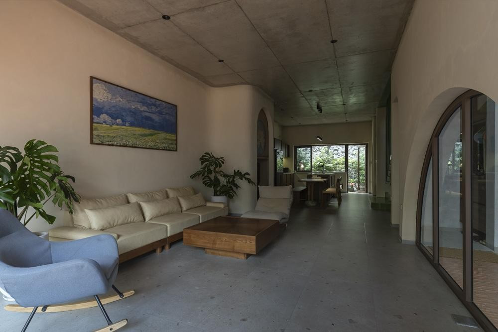 Phòng khách thiết kế theo tinh thần thô mộc, sử dụng gam màu be và xám tạo cảm giác ấm áp, gần gũi. Ảnh: Quang Trần