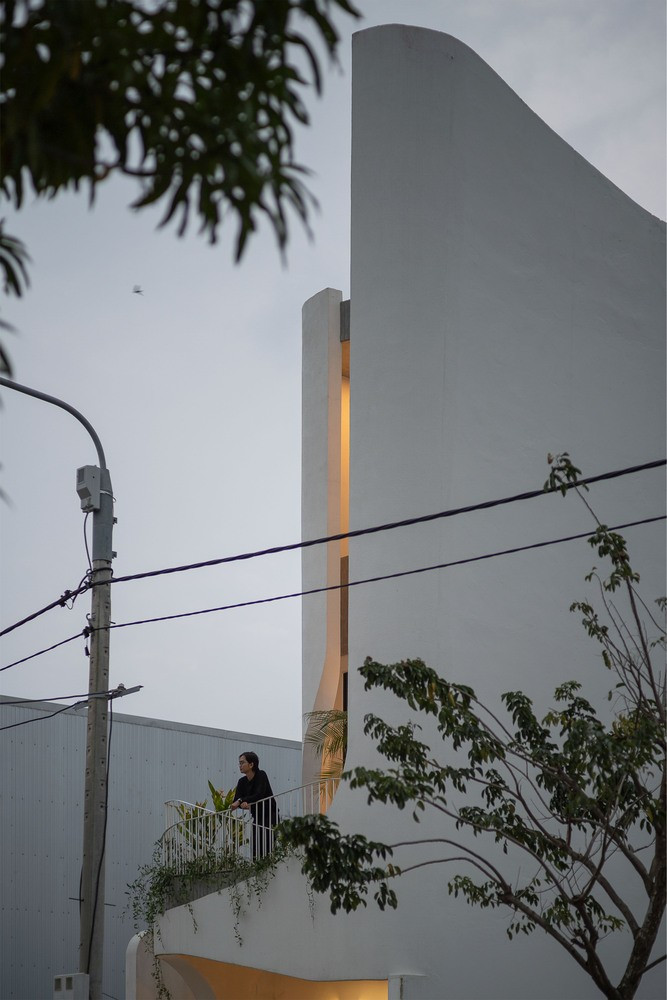 Tuy nhiên, thách thức chính là kiểm soát mức độ thông thoáng để tận dụng hiệu quả những lợi thế này trong khi vẫn đảm bảo sự riêng tư, và giải quyết những hạn chế điển hình của một nhà phố. Ảnh: Quang Trần