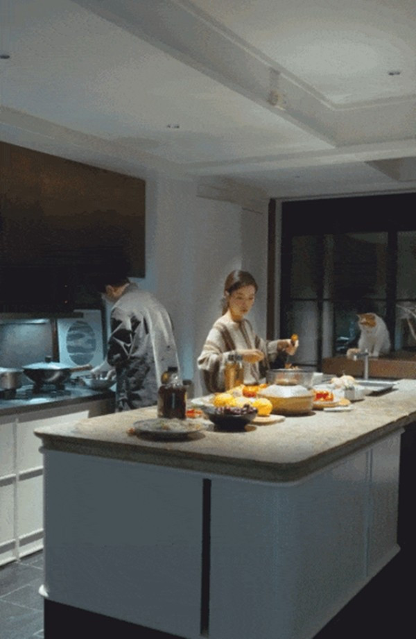 Khu bếp mở trở thành nơi gặp gỡ, giao lưu của hai vợ chồng và bạn bè. Ảnh: Toutiao