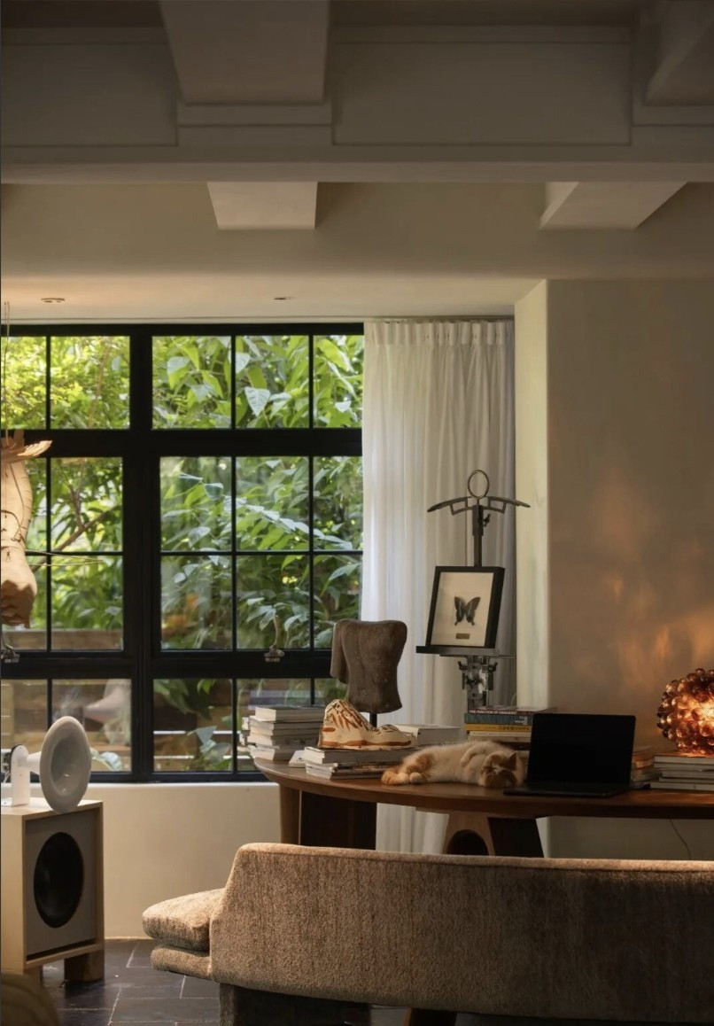 Nhờ chất liệu xây dựng đặc biệt, ngôi nhà có khả năng điều tiết khí hậu tự nhiên, giúp mùa xuân và mùa thu dễ chịu hơn giữa thời tiết khắc nghiệt. Ảnh: Toutiao