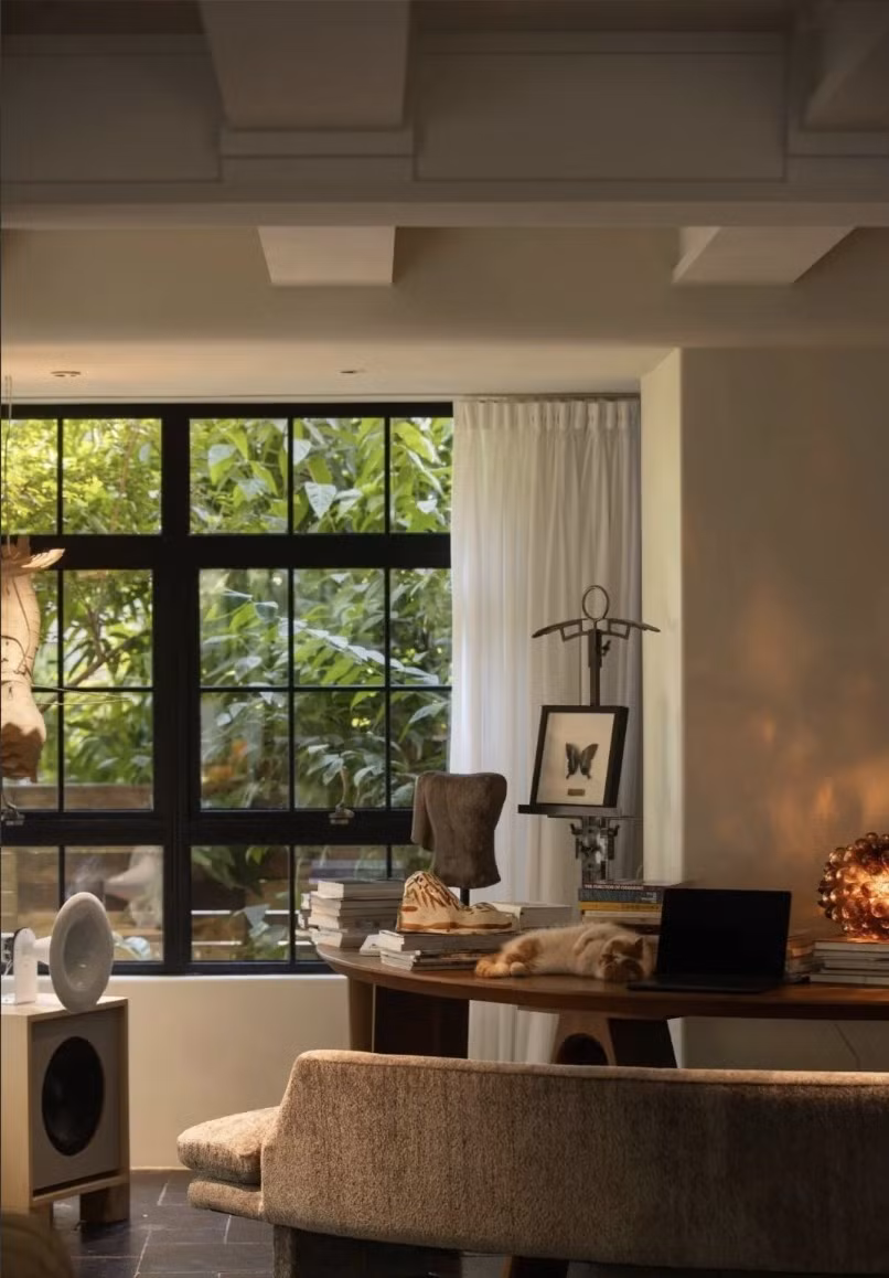 Nhờ chất liệu xây dựng đặc biệt, ngôi nhà có khả năng điều tiết khí hậu tự nhiên, giúp mùa xuân và mùa thu dễ chịu hơn giữa thời tiết khắc nghiệt. Ảnh: Toutiao