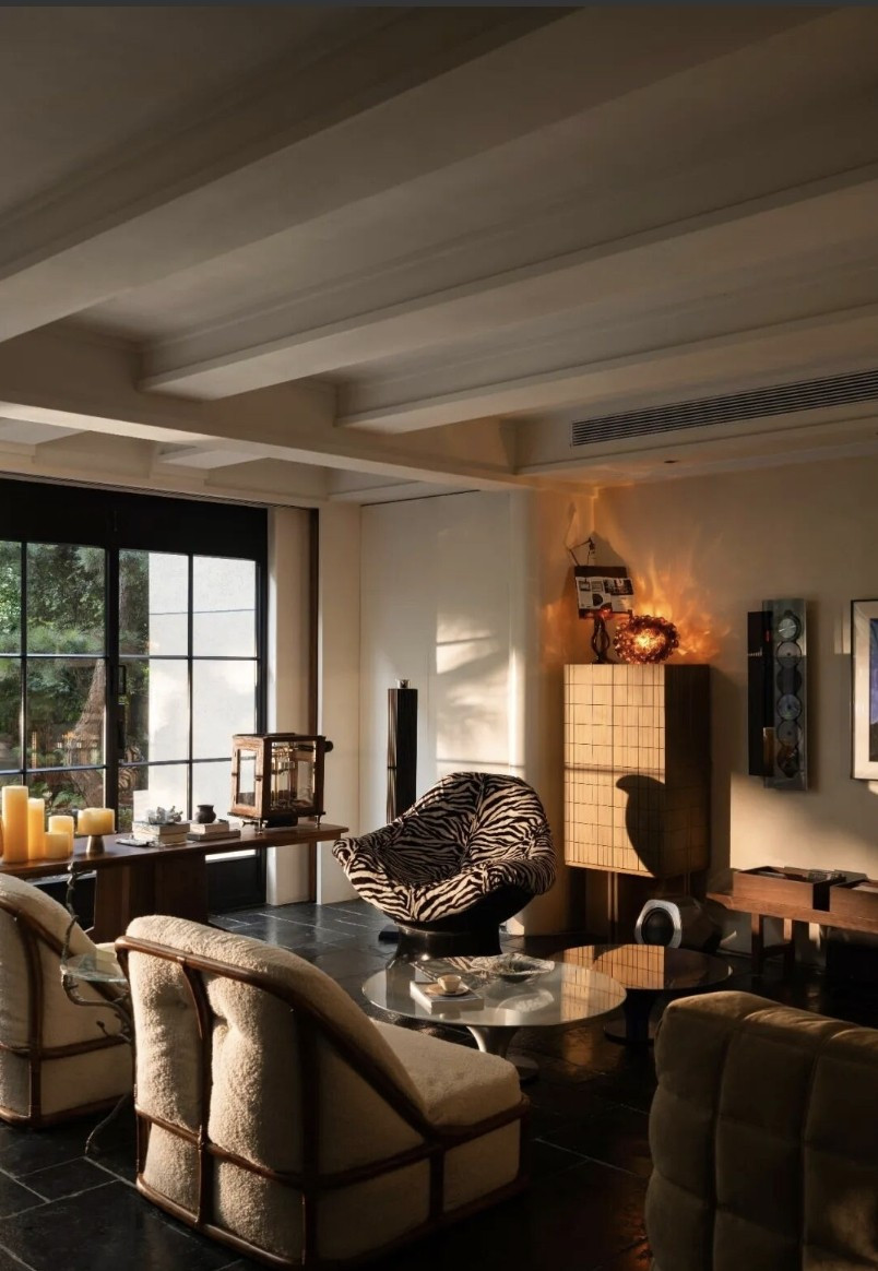 Tuy nhiên, vợ chồng bắt đầu kinh doanh riêng từ năm 2023 nên việc đi lại không còn là trở ngại. Thay vì bán đi, họ cải tạo ngôi nhà thành không gian sống lý tưởng, chuẩn bị kế hoạch nghỉ hưu sớm ở tuổi 40. Ảnh: Toutiao