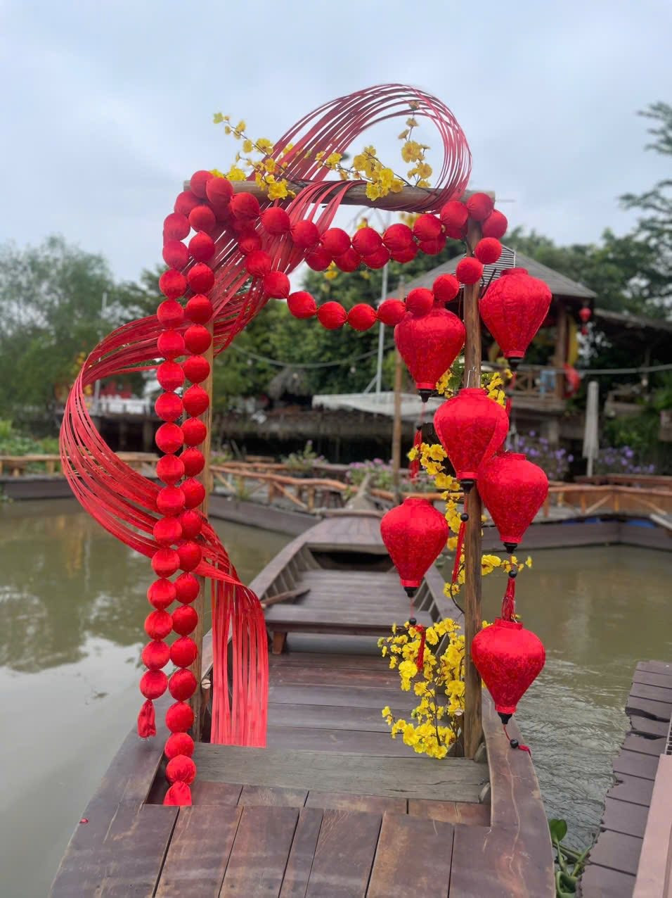 Nữ diễn viên tự tay chăm chút từng gốc cây, kẽ lá để chuẩn bị đón Tết. Ảnh: FBNV