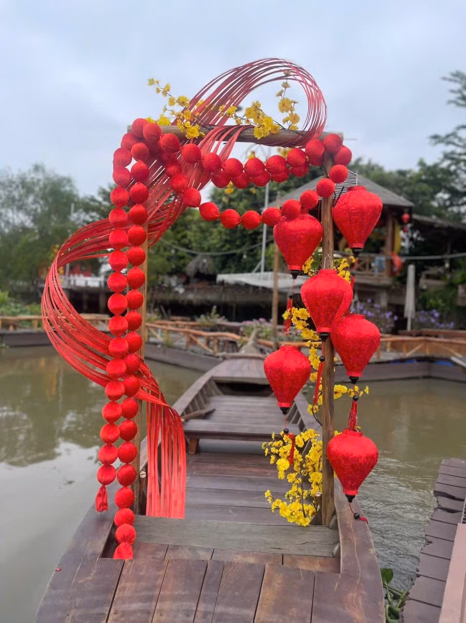 Nữ diễn viên tự tay chăm chút từng gốc cây, kẽ lá để chuẩn bị đón Tết. Ảnh: FBNV