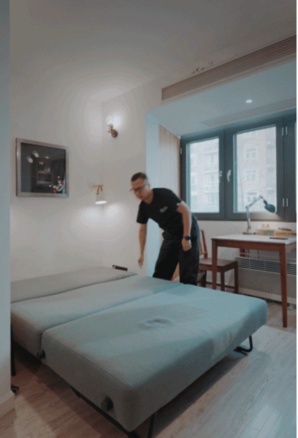 Sofa có thể kéo ra thành giường. Ảnh: Toutaio