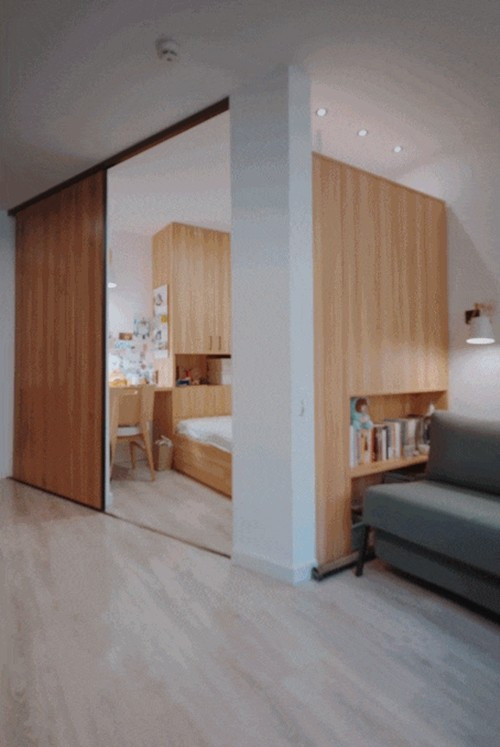 Phòng trẻ em ngăn bằng cửa trượt, khi đóng là riêng tư, mở là không gian chung. Ảnh: Toutaio