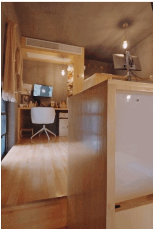 Bàn ăn đồng thời là bàn làm việc. Ảnh: Toutaio