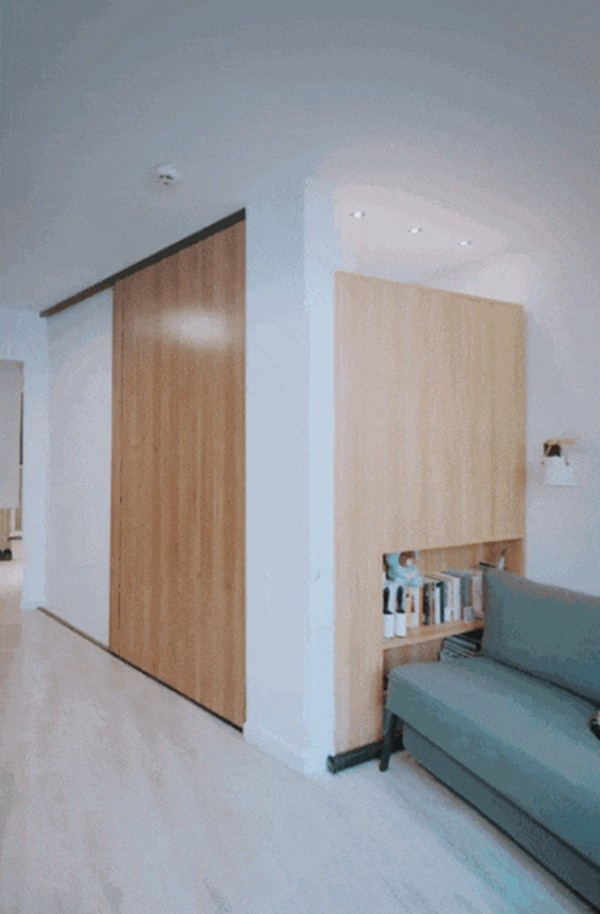 Căn hộ thiết kế theo nguyên tắc: không gian nhỏ nhưng không cố định. Phòng khách ban ngày và phòng ngủ ban đêm. Ảnh: Toutaio