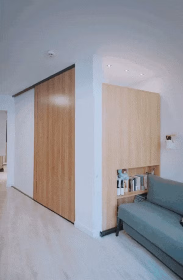 Căn hộ thiết kế theo nguyên tắc: không gian nhỏ nhưng không cố định. Phòng khách ban ngày và phòng ngủ ban đêm. Ảnh: Toutaio