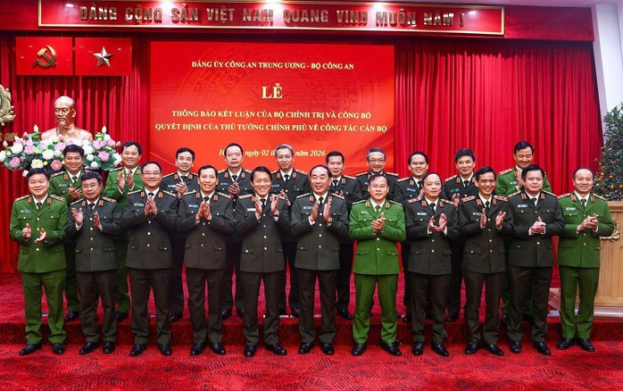 Đảng ủy Công an Trung ương, lãnh đạo Bộ Công an và đại diện lãnh đạo các đơn vị nghiệp vụ Bộ Công an chụp ảnh lưu niệm với Thượng tướng Trần Quốc Tỏ