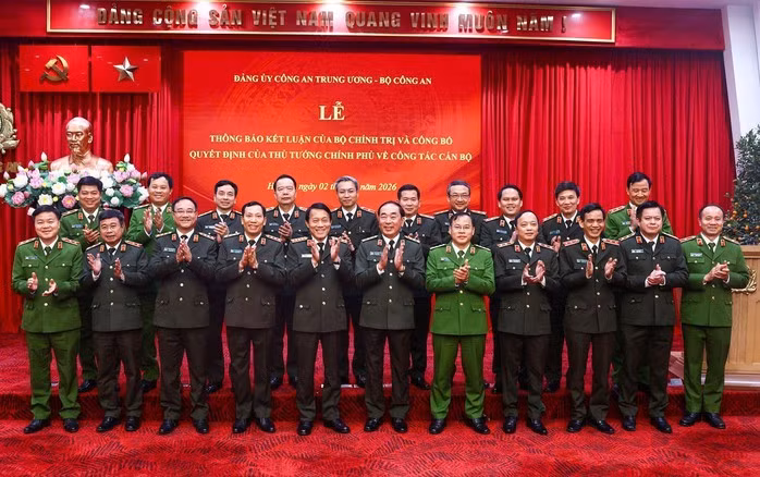 Đảng ủy Công an Trung ương, lãnh đạo Bộ Công an và đại diện lãnh đạo các đơn vị nghiệp vụ Bộ Công an chụp ảnh lưu niệm với Thượng tướng Trần Quốc Tỏ