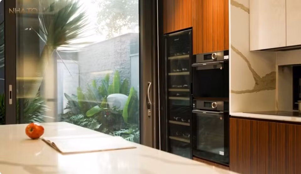 Từ phòng bếp cũng có thể nhìn thấy các mảng xanh đẹp mắt chẳng kém resort. Ảnh chụp màn hình NhaTo