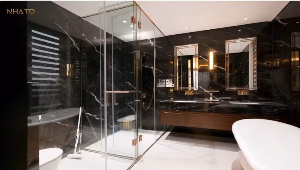 Phòng tắm master sang trọng với chi phí khoảng 1 tỷ đồng. Ảnh chụp màn hình NhaTo
