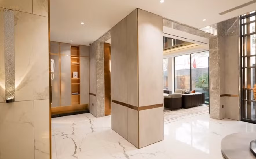 Các mảng tường, vách đều được ốp đá sang trọng. Ảnh chụp màn hình NhaTo