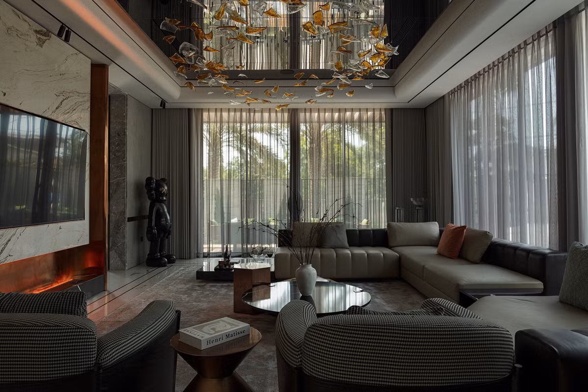 Bên trong villa được thiết kế theo phong cách hiện đại. Nội thất mang nhiều màu sắc khác nhau. Ảnh chụp màn hình NhaTo