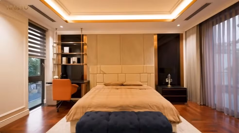 Tầng 2 còn có 2 phòng ngủ dành cho 2 con của gia chủ. Một phòng ngủ cho con gái lớn trên tầng 3. Ảnh chụp màn hình NhaTo