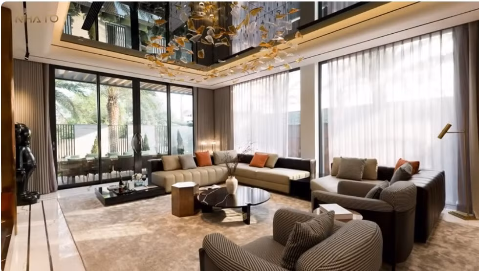 Phòng khách thiết kế mở hoàn toàn, ngập tràn ánh nắng và không gian xanh. Ảnh chụp màn hình NhaTo