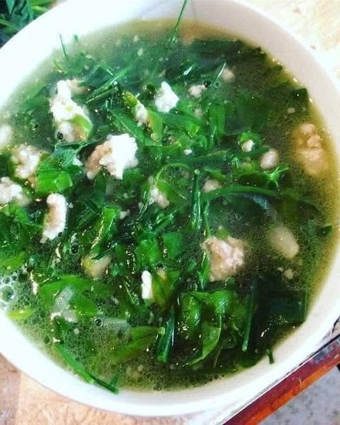 Rau ngót rừng dễ chế biến, chỉ cần tuốt đọt lá non, rửa sạch, vò qua rồi thả vào nấu canh, thêm ít gia vị là có một món canh ngọt đậm đà tự nhiên. Ảnh: Facebook