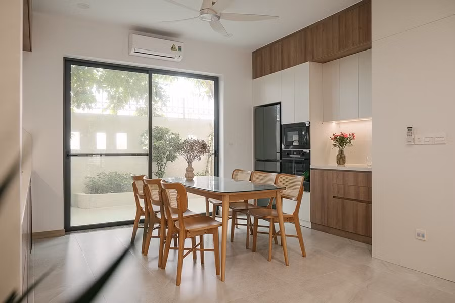 Bếp ăn được bố trí liên thông với phòng khách và vườn sau. Ảnh: Kim Tùng