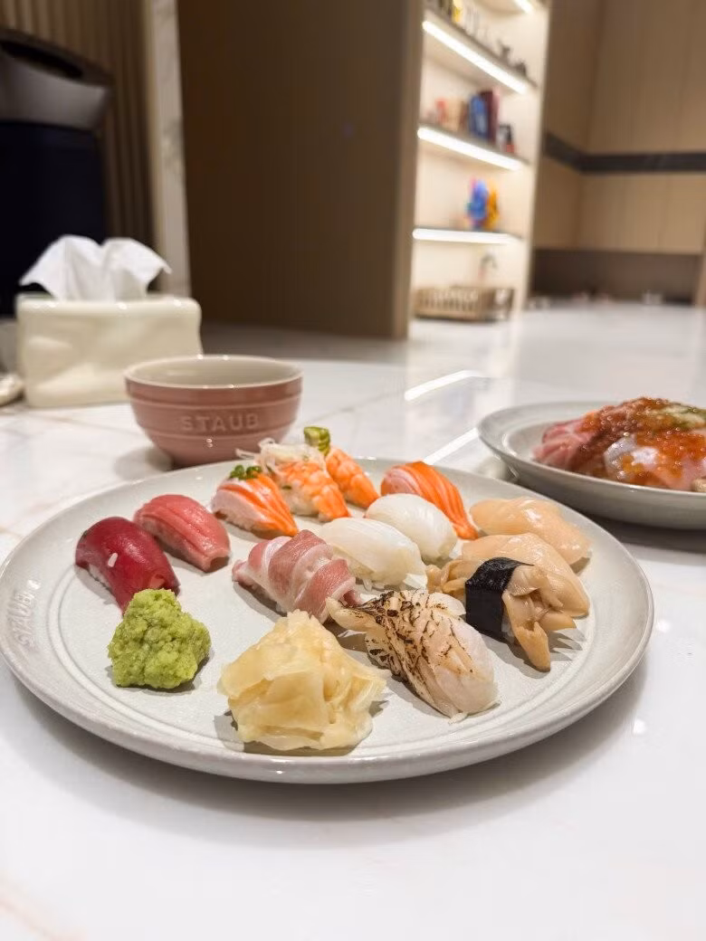 Phòng bếp và bàn ăn được thiết kế gọn gàng. Ảnh: FBNV