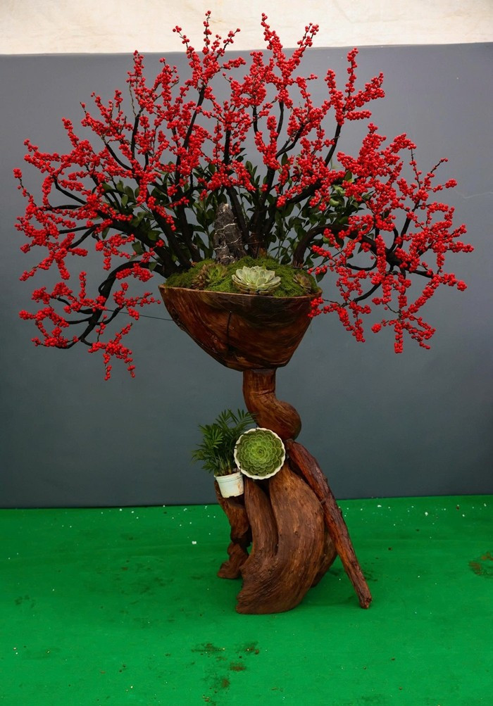 Đáng chú ý, nhiều chậu thiết kế cầu kỳ, kiểu dáng độc bản giá lên tới cả trăm triệu đồng. Ảnh: Tiền phong