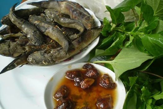 Cá chành dục được chế biến thành nhiều món ăn, nhưng hấp dẫn nhất là món kho tiêu, nướng trui chấm mắm me hoặc chiên giòn. Ảnh: Internet