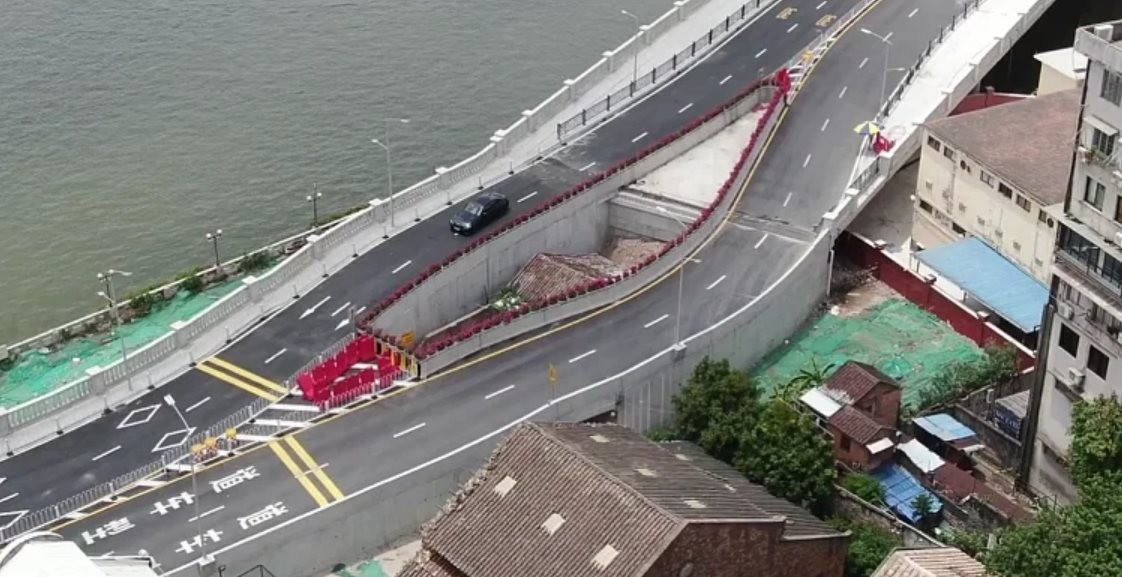 View - "Ngôi nhà cô độc" chắn giữa đường cao tốc gây xôn xao giờ ra sao? | Báo Tri thức và Cuộc sống - TIN TỨC PHỔ BIẾN KIẾN THỨC 24H