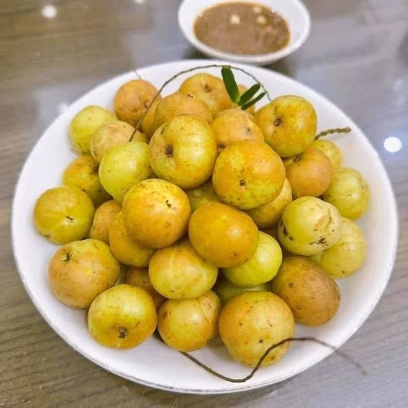 Không chỉ là món ăn vặt, trong Đông y, quả me rừng có vị chua, ngọt, đắng, tính mát, thường được dùng nấu nước uống giải khát, hỗ trợ giảm khô miệng, đau họng, ho nhẹ. Ảnh: Facebook