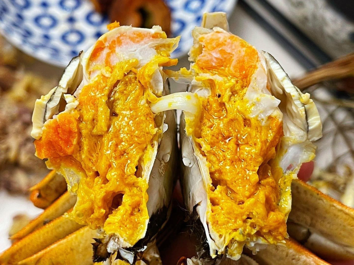 Ở phân khúc bình dân, cua lông cỡ nhỏ dưới 100 gram mỗi con, giá 75.000 - 100.000 đồng nhưng ít gạch. Ảnh: Facebook