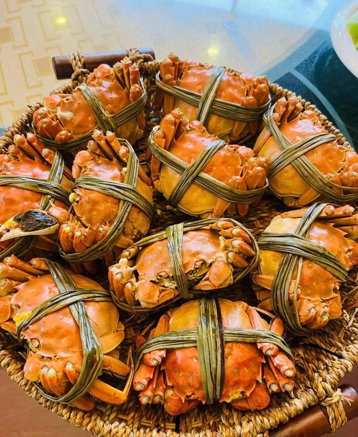 Cua loại phổ biến khoảng 105.000-200.000 đồng/con, tương đương 500.000 đồng đến một triệu đồng/kg. Riêng cua lông ở Giang Tô - dòng cao cấp được bảo hộ chỉ dẫn địa lý, giá dao động 880.000 - 1,2 triệu đồng/kg chính vụ. Ảnh: Facebook