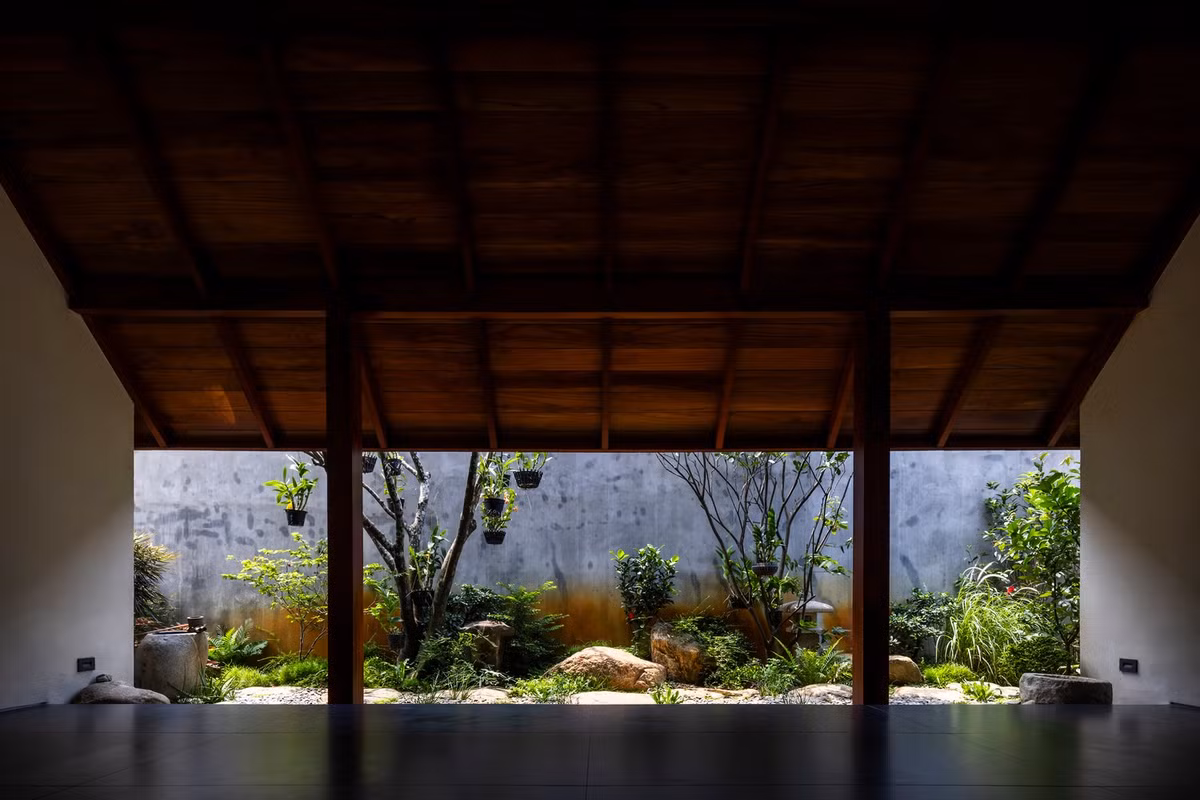 Khi màn đêm buông xuống, ánh nắng nhiệt đới dần tắt và bóng tối buông xuống. Ảnh: Hiroyuki Oki