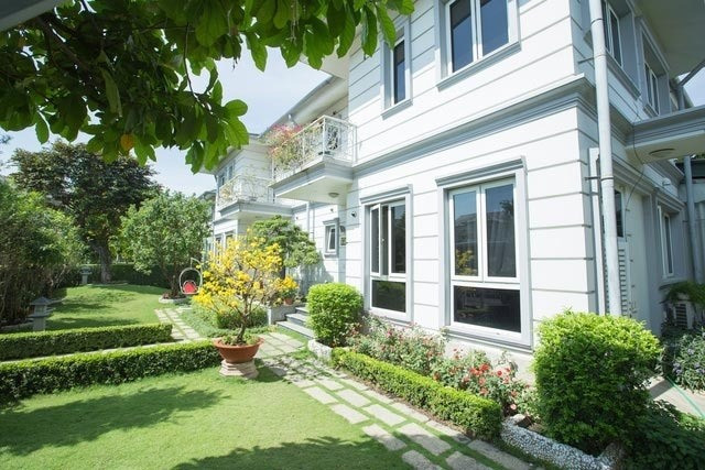 Biệt thự của Hồ Quỳnh Hương tọa lạc trong một khu dân cư cao cấp, được thiết kế theo phong cách hiện đại với không gian mở, nhiều mảng xanh bao phủ. Ảnh: Internet