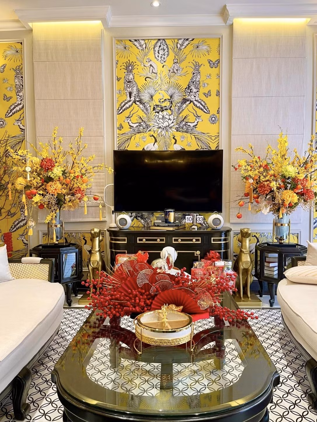 Bên trong nhà được trang hoàng lộng lẫy chẳng kém cung điện với tông trắng chủ đạo. Ảnh: FBNV