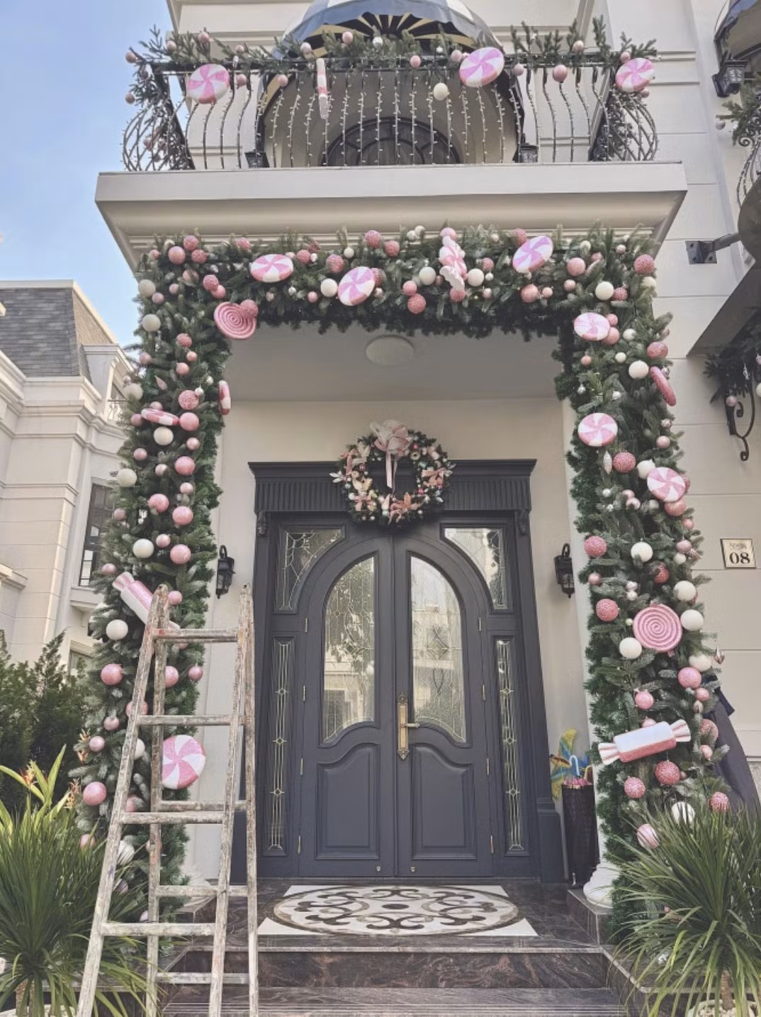 Vào các dịp lễ, Đoàn Di Băng thường xuyên chia sẻ không gian sống lung linh, được cô đầu tư trang trí hàng trăm triệu đồng. Ảnh: FBNV