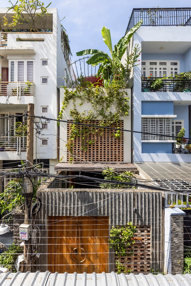 S House là một ngôi nhà nhỏ tọa lạc trên khu đất hẹp ở TP HCM, lấy cảm hứng từ cuộc sống nông thôn ở Đồng bằng sông Cửu Long. Ảnh: Hirouyki Oki