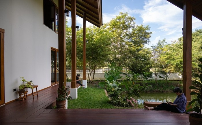 Hành lang ngoài trời kết nối các không gian chức năng. Ảnh: Rungkit Charoenwat