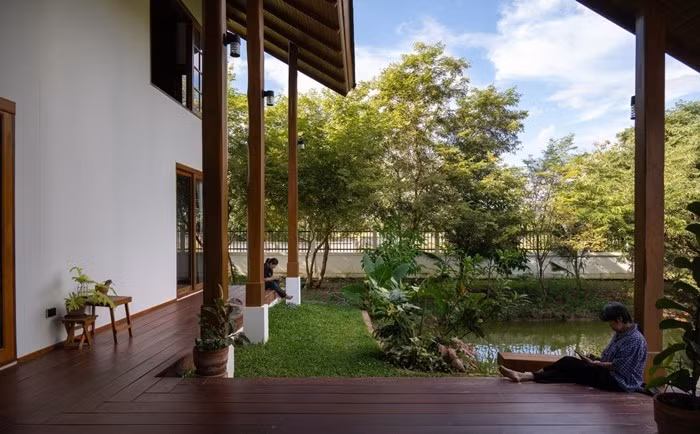 Hành lang ngoài trời kết nối các không gian chức năng. Ảnh: Rungkit Charoenwat