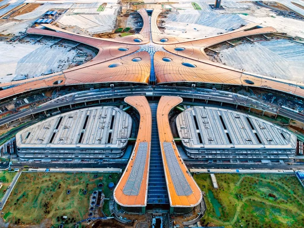 Sân bay quốc tế Đại Hưng Bắc Kinh (Trung Quốc) có chi phí xây dựng 17 tỷ USD. Nếu tính các tuyến giao thông mới được xây dựng cùng với sân bay, tổng chi phí lên đến khoảng 63 tỷ USD. Ảnh: Getty Images