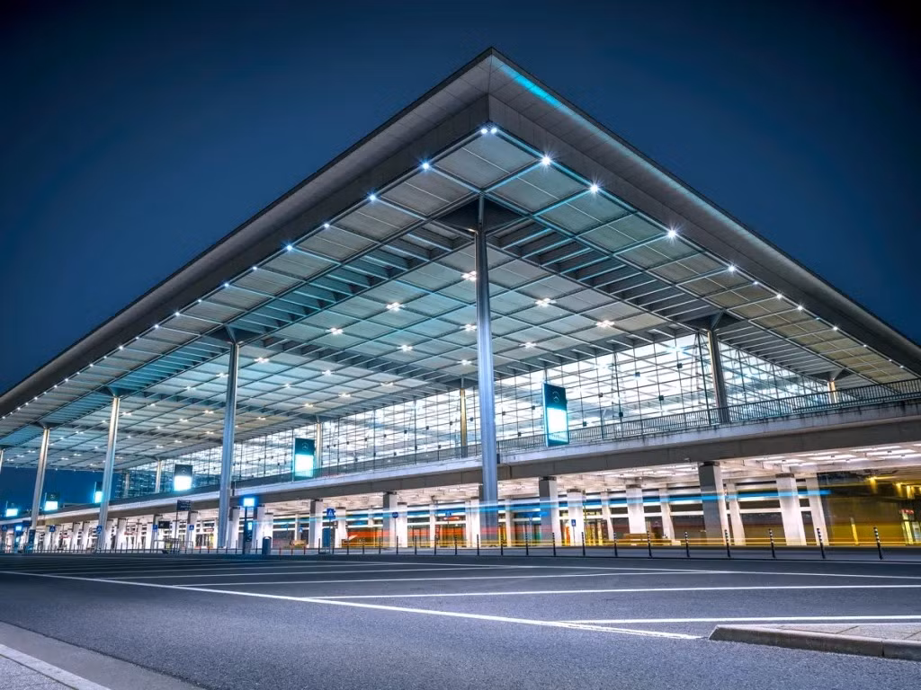 Do nhiều thập kỷ quản lý yếu kém và trì hoãn, chi phí xây dựng sân bay Berlin Brandenburg (Berlin, Đức) vào 6,6 tỷ USD, đắt hơn khoảng 3 lần so với dự kiến. Ảnh: Getty