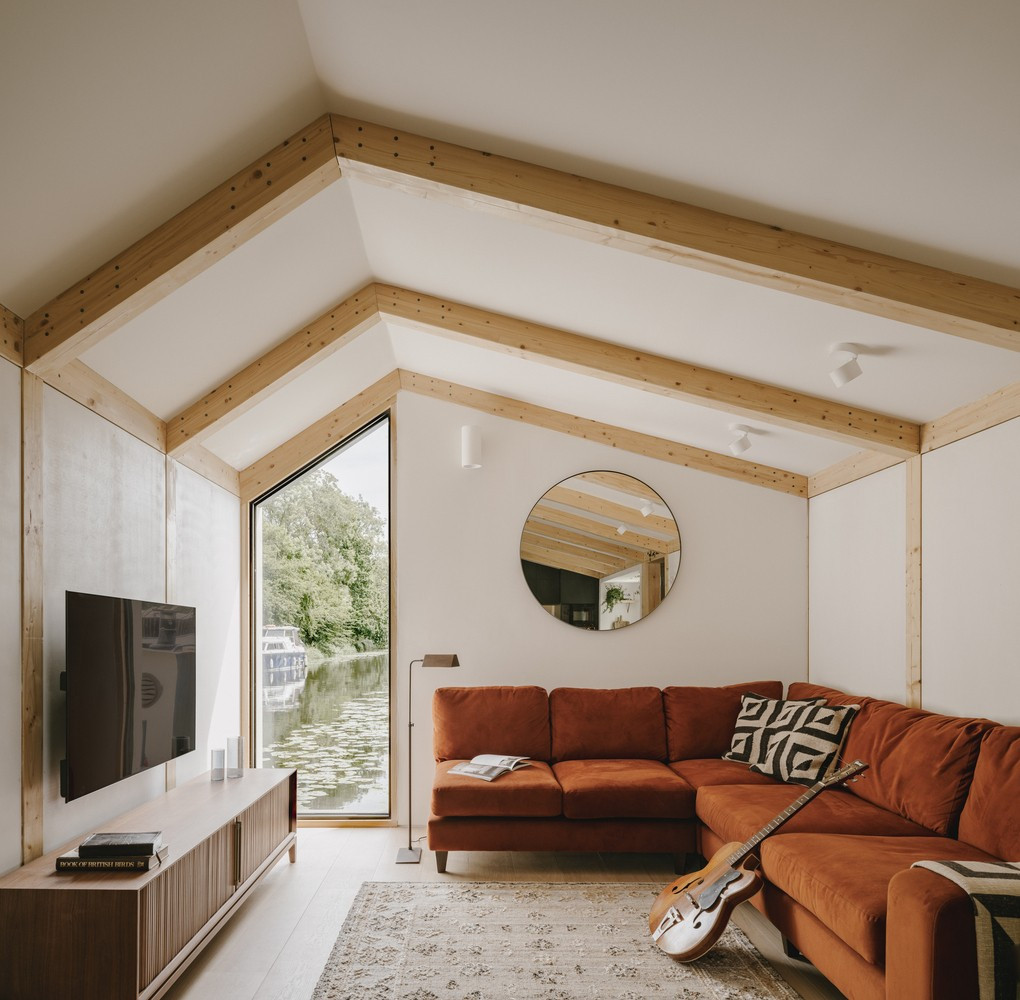 Bên trong, ngôi nhà mang đến không gian sống hiện đại, thiết kế tỉ mỉ để tối đa hóa việc sử dụng không gian và ánh sáng tự nhiên. Ảnh: James Retief