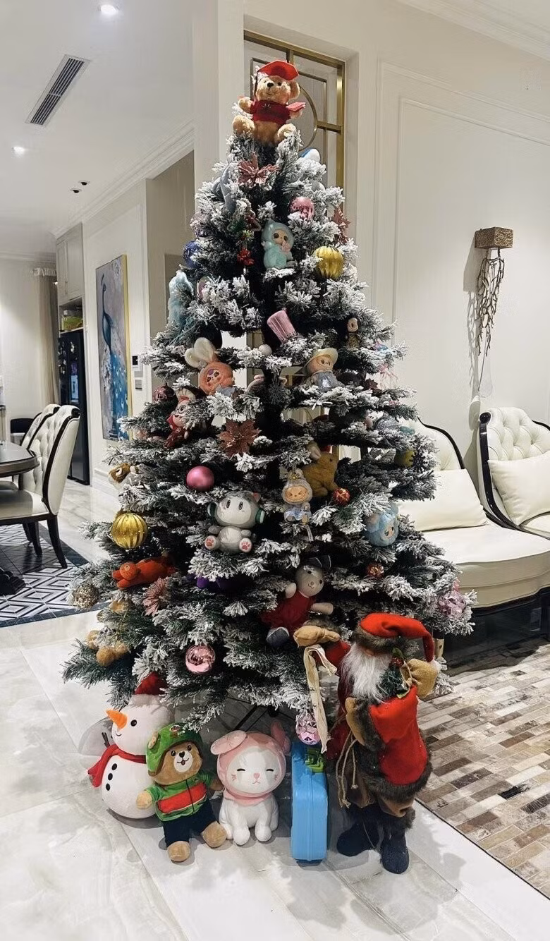 Dịp Giáng sinh năm ngoái, cây thông Noel của nữ MC từng gây bão mạng khi trang trí bằng loạt búp bê Labubu. Ảnh: FBNV